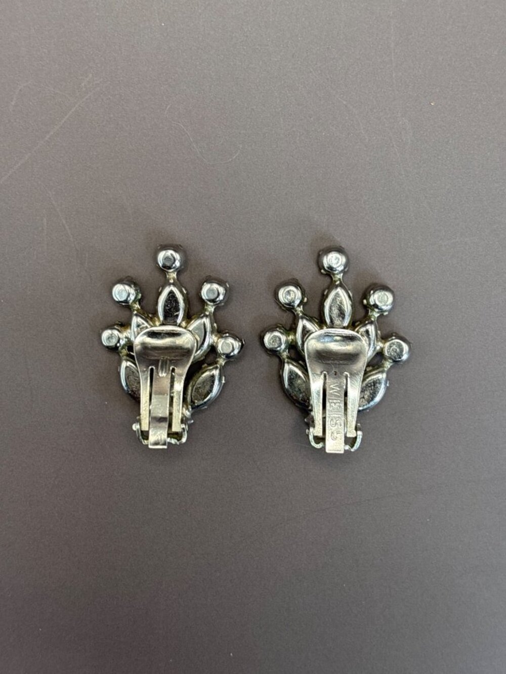 Weiss Vintage 1950's Silver Tone Cluster Rhinestone Clip On Earrings - Picture 4 of 6